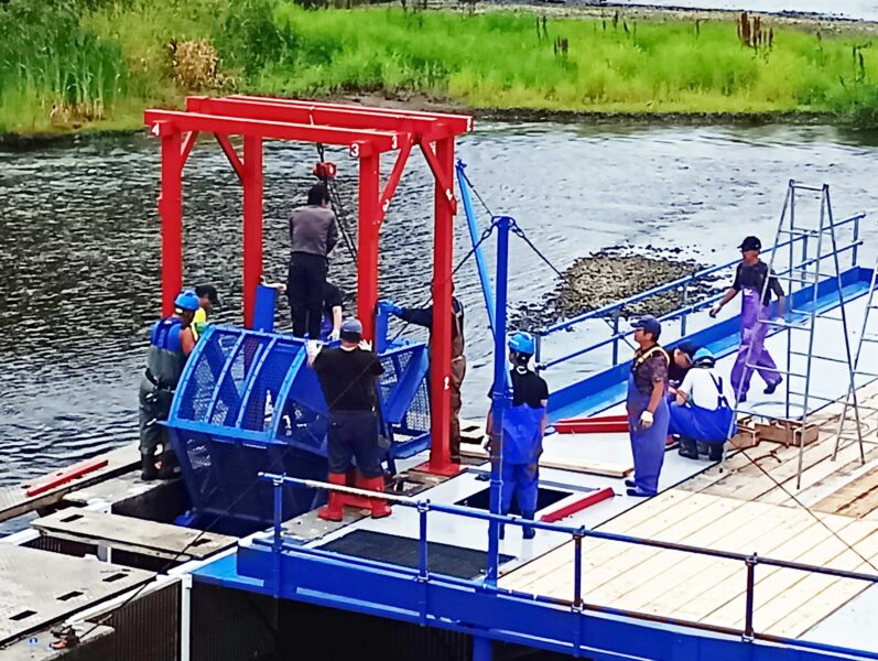 千歳川にインディアン水車が設置されました